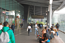 904707 Gezicht op de Stationspassage over het Centraal Station te Utrecht.